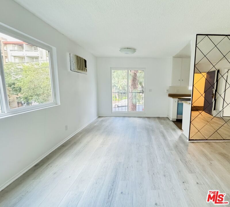 964 Larrabee Street 107