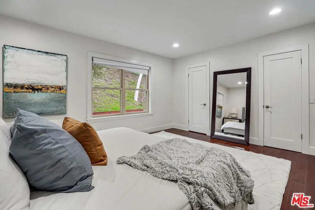 Los Angeles, California 90077, United States, 3 Bedrooms Bedrooms, ,3 BathroomsBathrooms,Residential,Active,235108