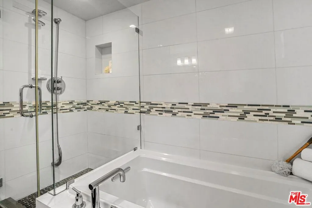 Los Angeles, California 90077, United States, 3 Bedrooms Bedrooms, ,3 BathroomsBathrooms,Residential,Active,235108