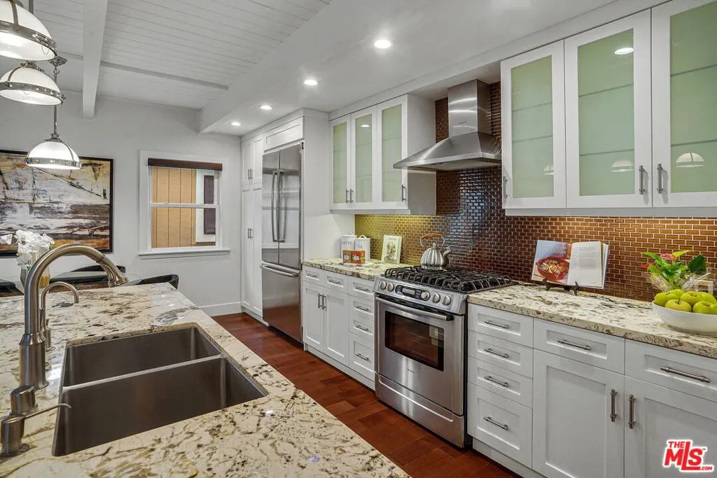 Los Angeles, California 90077, United States, 3 Bedrooms Bedrooms, ,3 BathroomsBathrooms,Residential,Active,235108