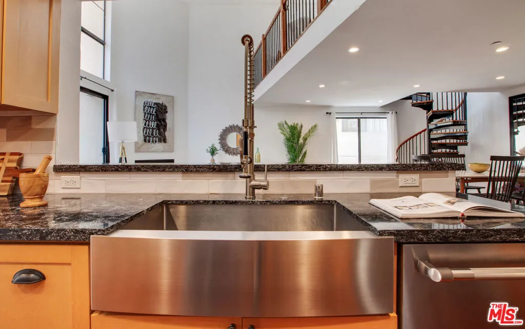 Los Angeles, California 90049, United States, 3 Bedrooms Bedrooms, ,4 BathroomsBathrooms,Residential,Active,184615