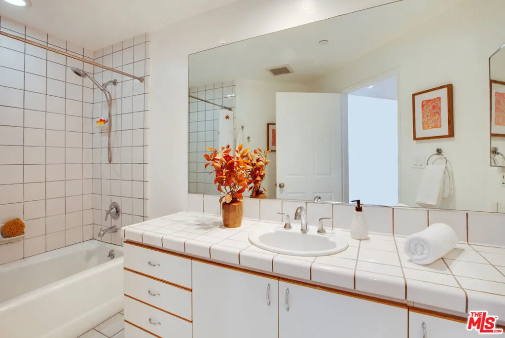 Los Angeles, California 90049, United States, 3 Bedrooms Bedrooms, ,4 BathroomsBathrooms,Residential,Active,184615