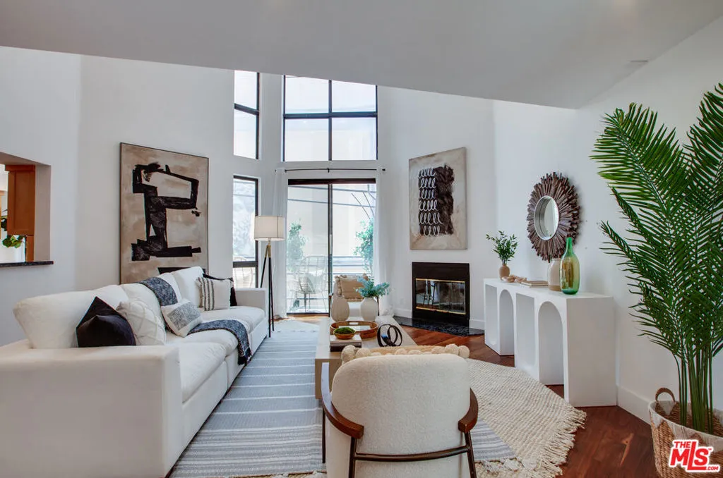 Los Angeles, California 90049, United States, 3 Bedrooms Bedrooms, ,4 BathroomsBathrooms,Residential,Active,184615