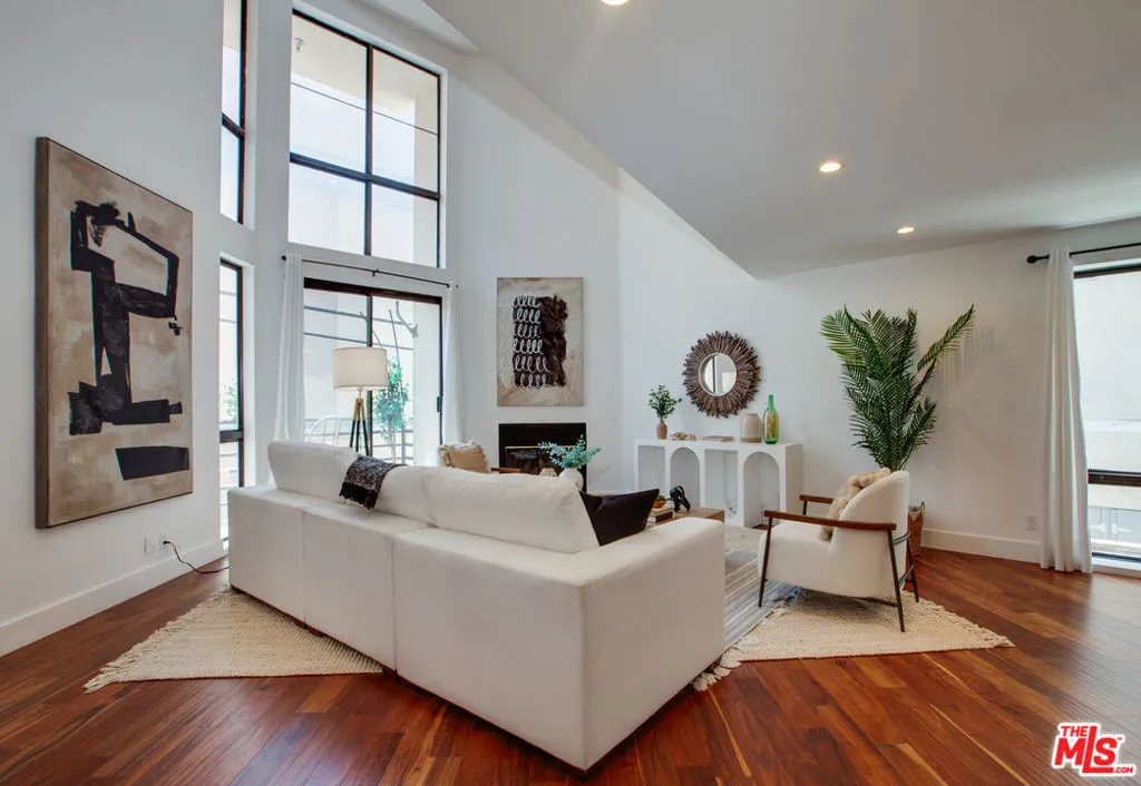 Los Angeles, California 90049, United States, 3 Bedrooms Bedrooms, ,4 BathroomsBathrooms,Residential,Active,184615