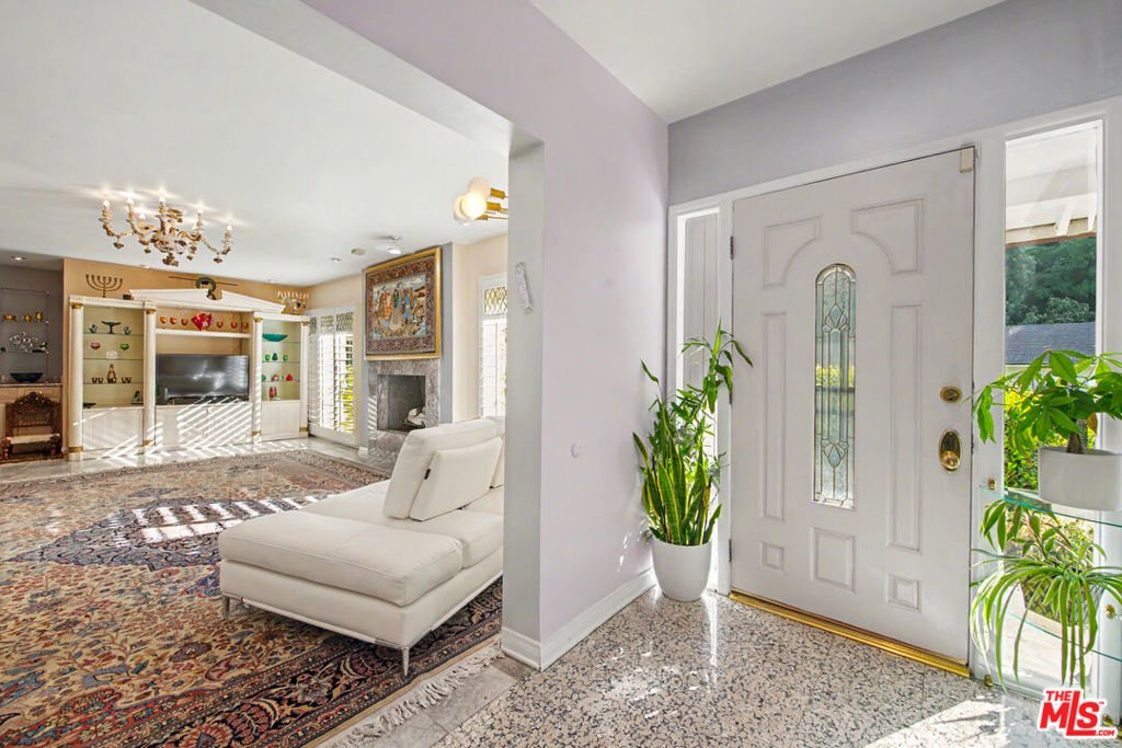 1118 Roscomare Road