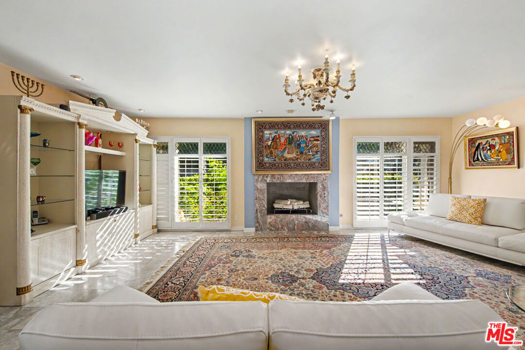 1118 Roscomare Road