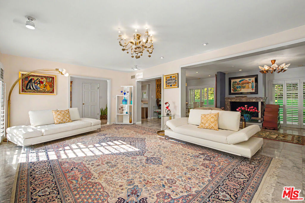 1118 Roscomare Road