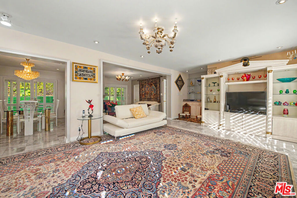 1118 Roscomare Road