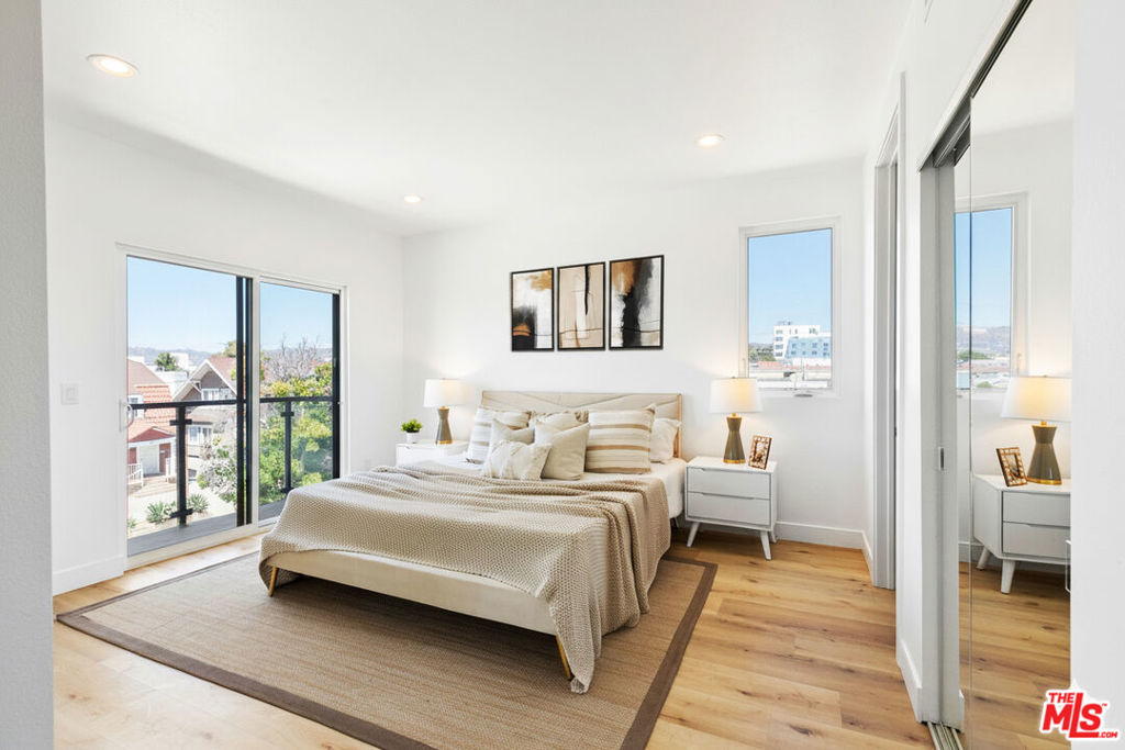 542 1/2 N Serrano Avenue