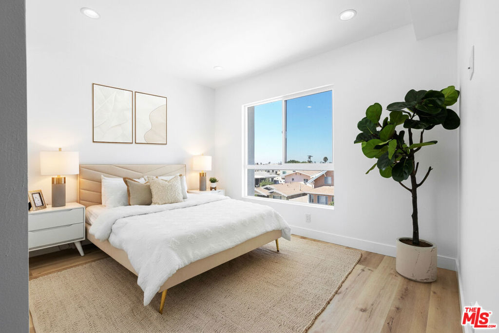 542 1/2 N Serrano Avenue