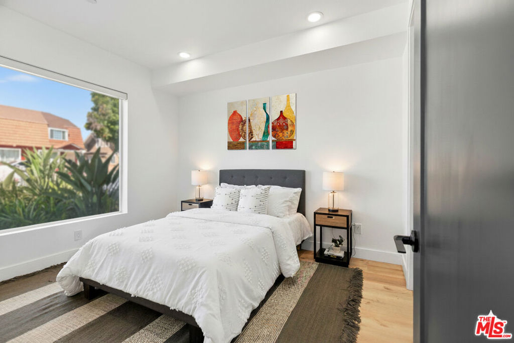 542 1/2 N Serrano Avenue