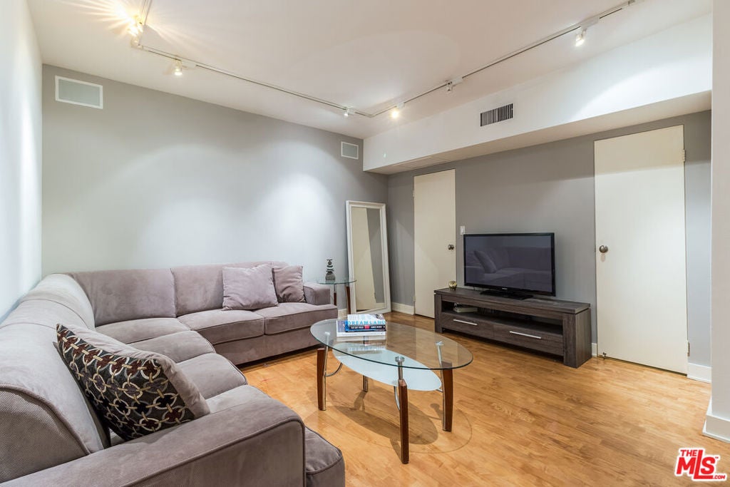 1131 Alta Loma Road 117