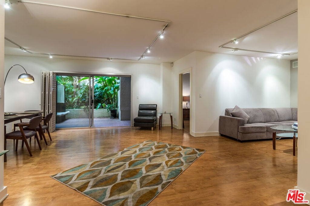 1131 Alta Loma Road 117