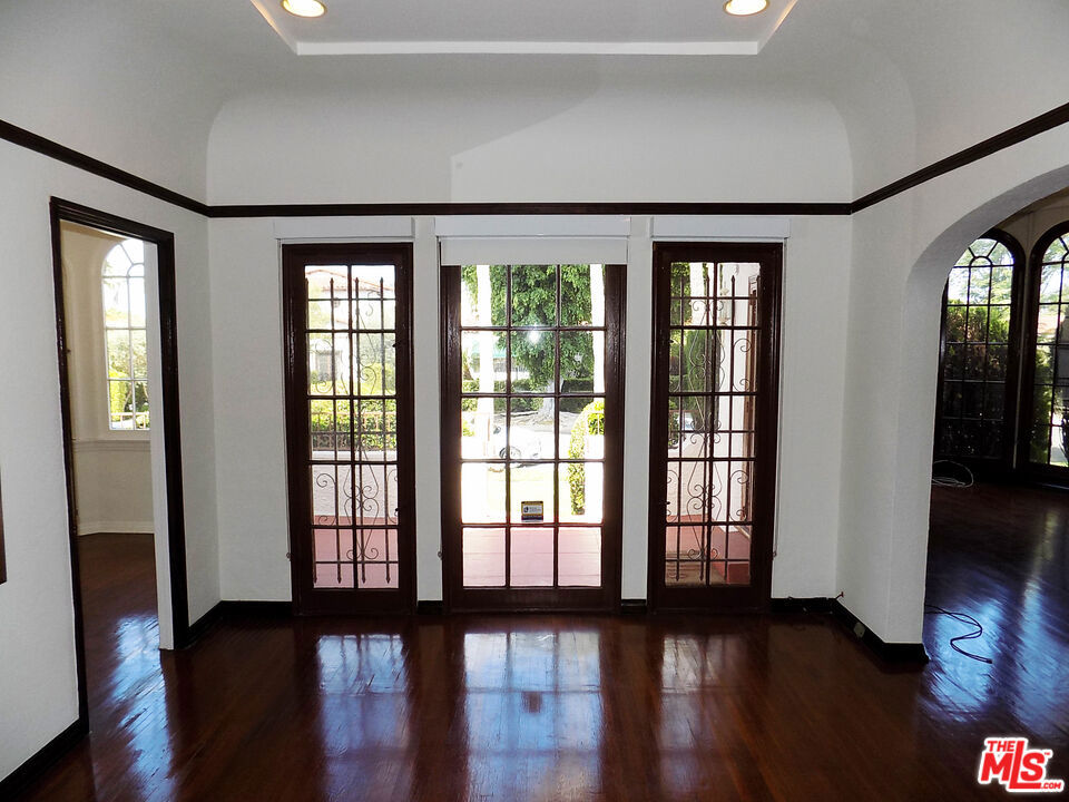 438 N Edinburgh Avenue