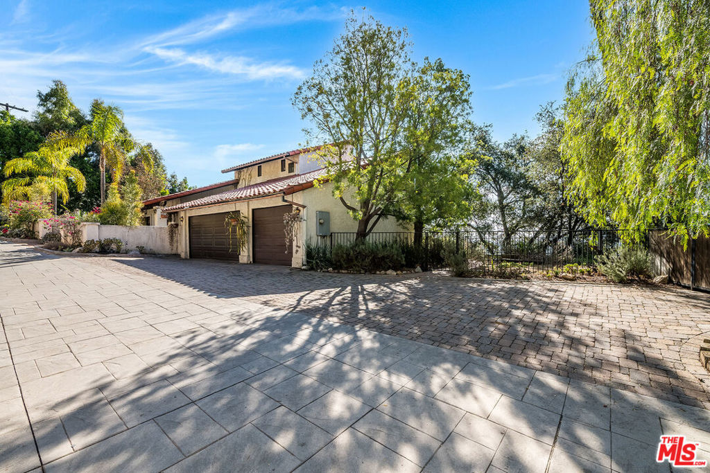 1382 Edgehill Place