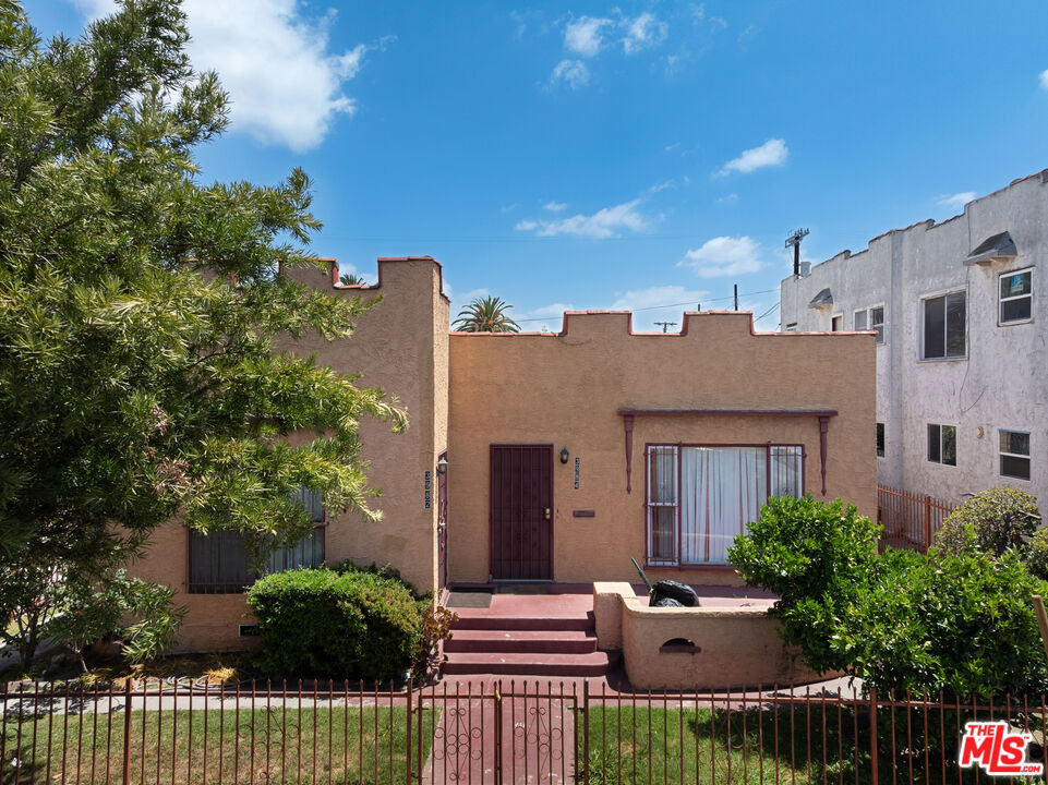 3982 S Normandie Avenue