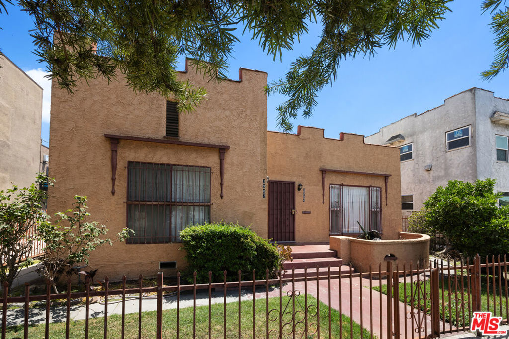 3982 S Normandie Avenue