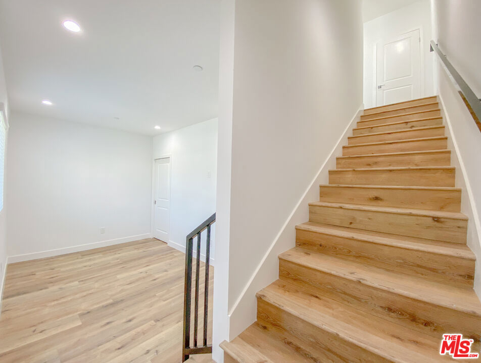 6754 W 86th Place