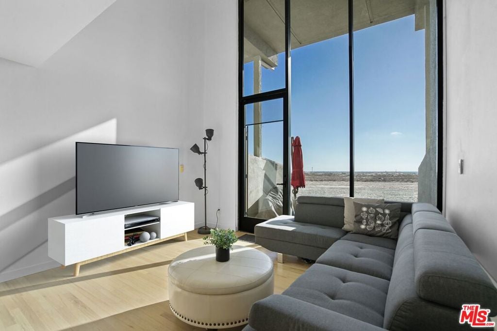 6 Voyage Street 105