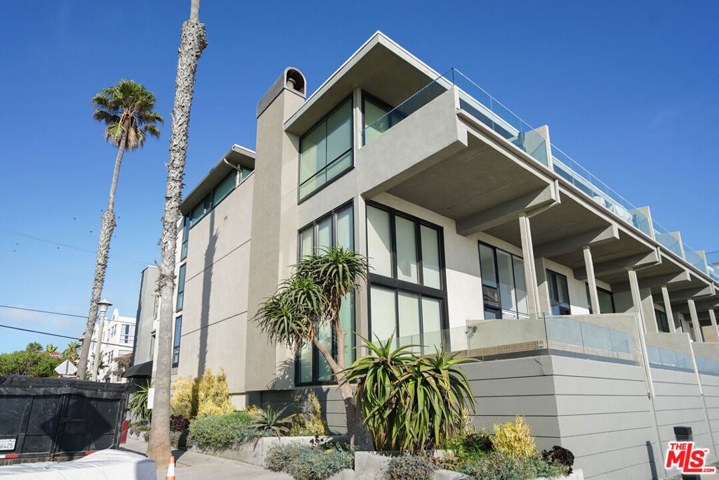 6 Voyage Street 105