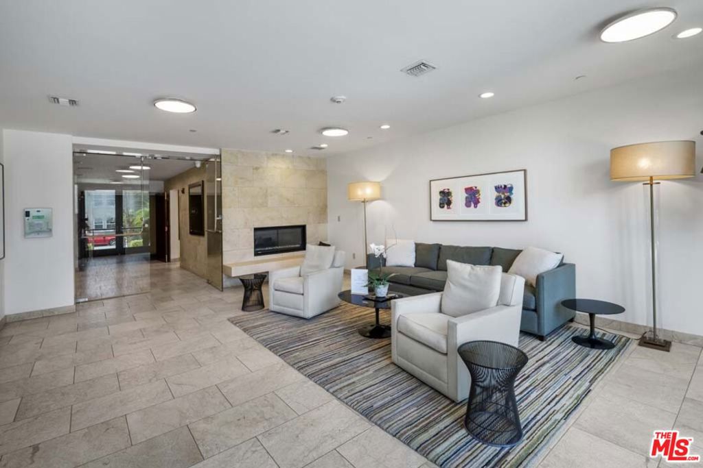 Properties 3 447 N Doheny Drive 102