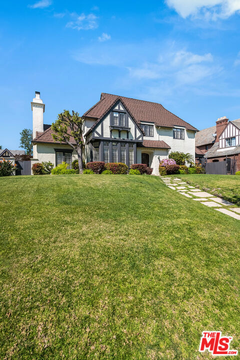 157 N Las Palmas Avenue