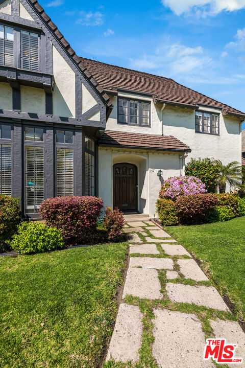 157 N Las Palmas Avenue