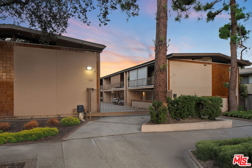 Properties 1 108 N Grand Oaks Avenue