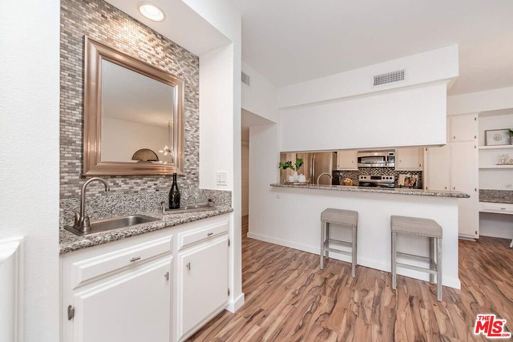 5139 Balboa Boulevard 203