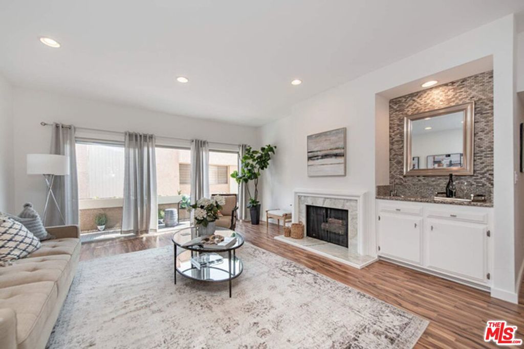 5139 Balboa Boulevard 203