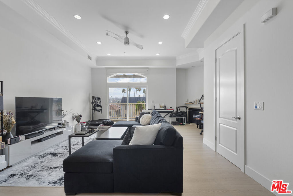 309 S Mariposa Avenue 301