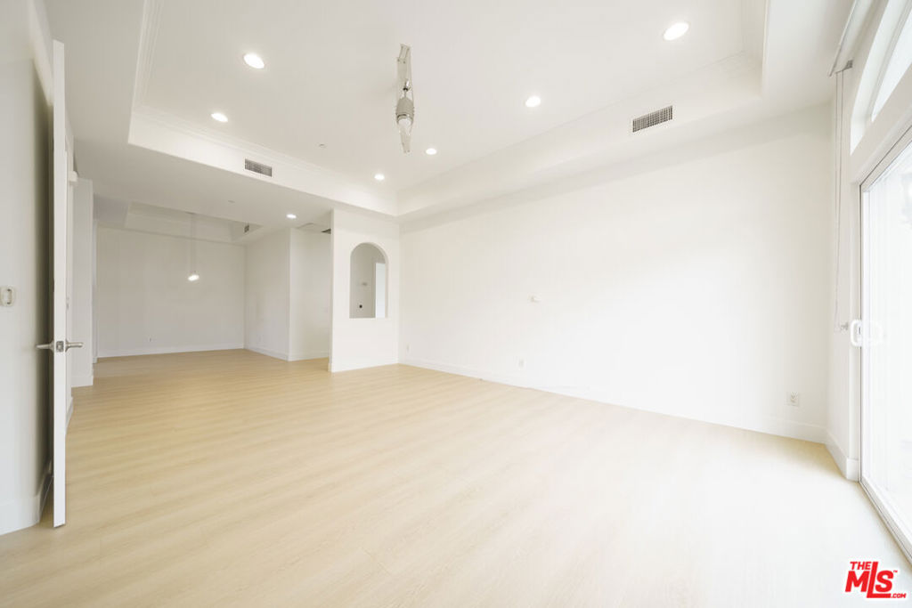 309 S Mariposa Avenue 301