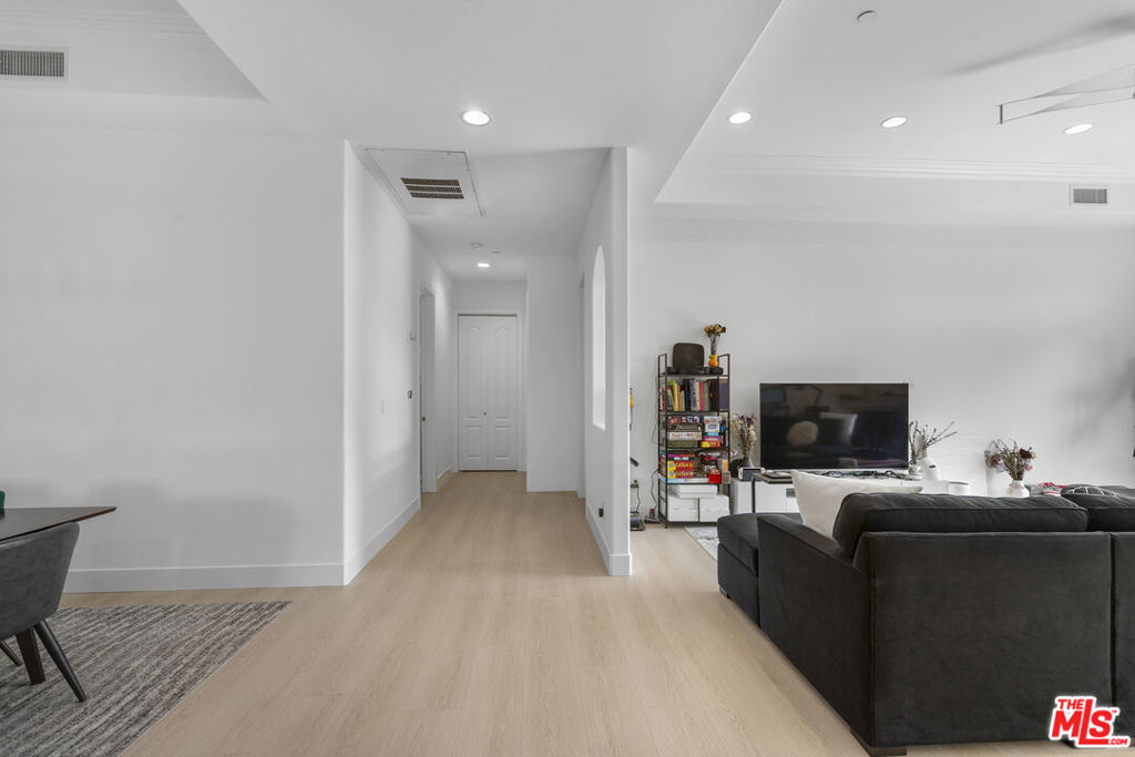 309 S Mariposa Avenue 301