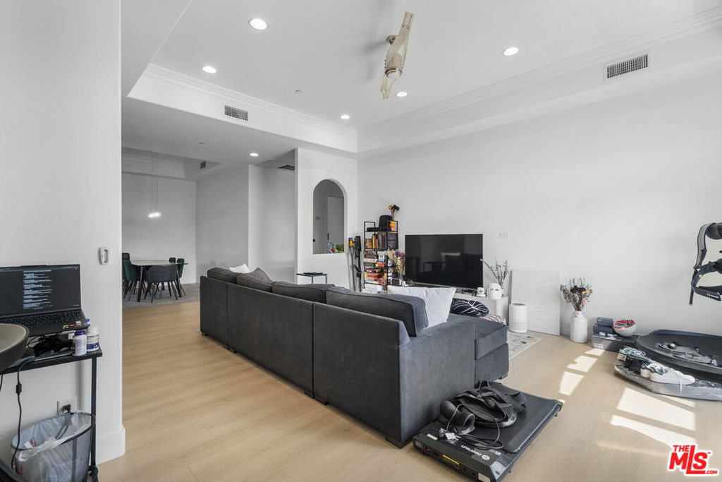 309 S Mariposa Avenue 301