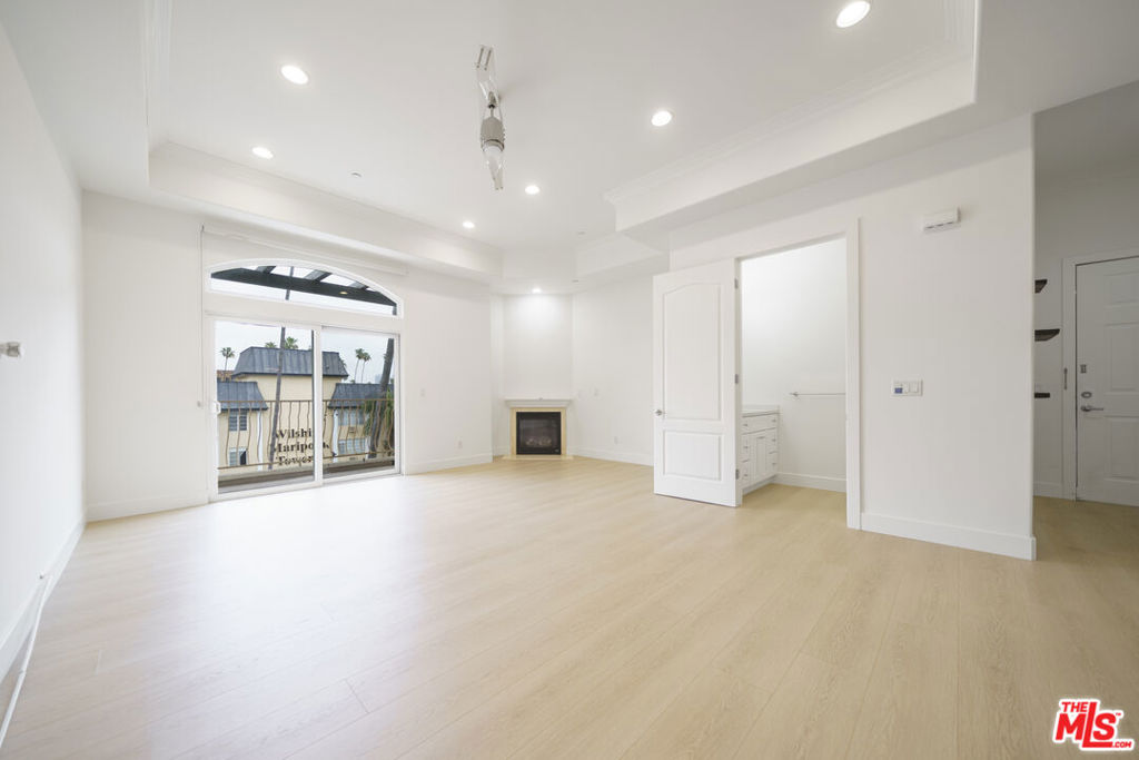 309 S Mariposa Avenue 301