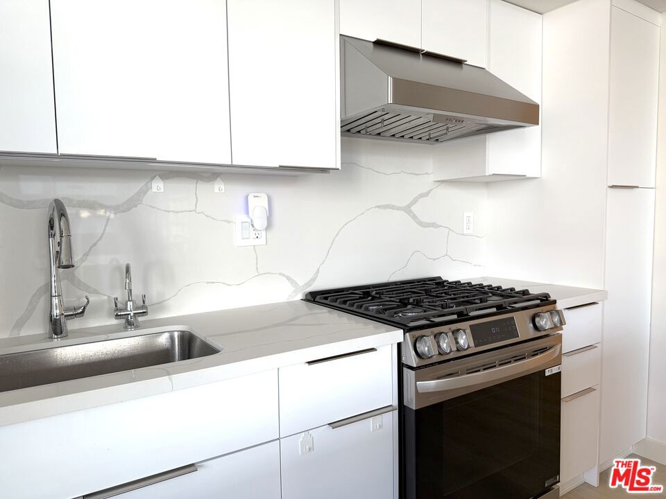 1100 S Hope Street 516