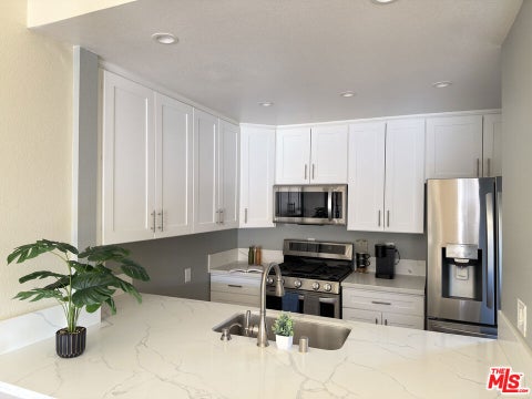 Photo of 326 S Manhattan Place #203, Los Angeles, CA 90020 (MLS # 26876333)