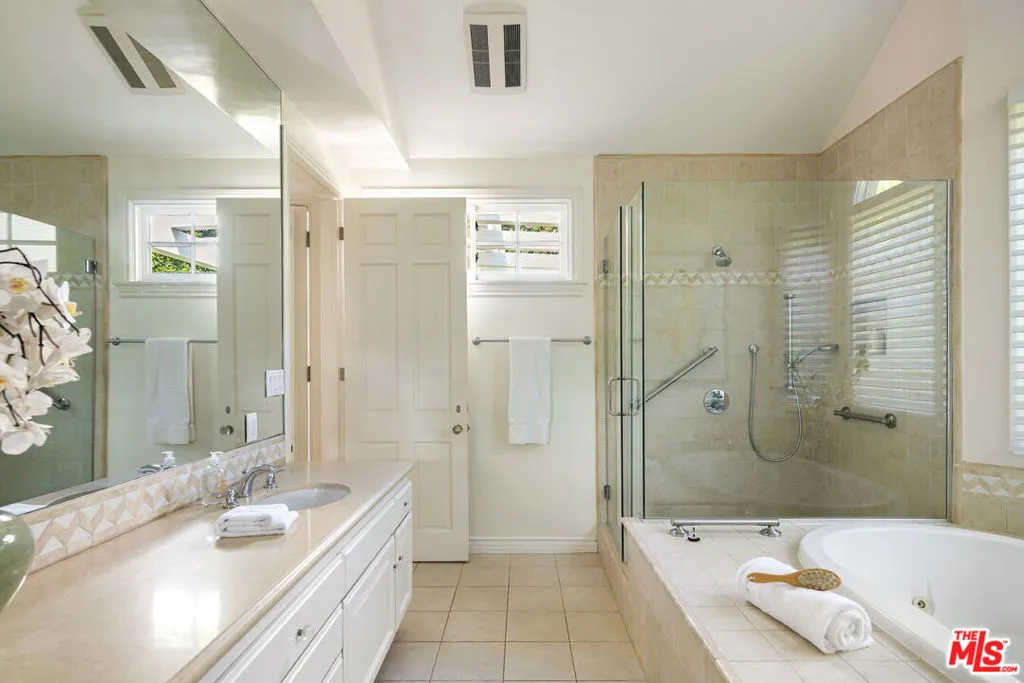 Los Angeles, California 90049, United States, 3 Bedrooms Bedrooms, ,3 BathroomsBathrooms,Residential,Pending,182258