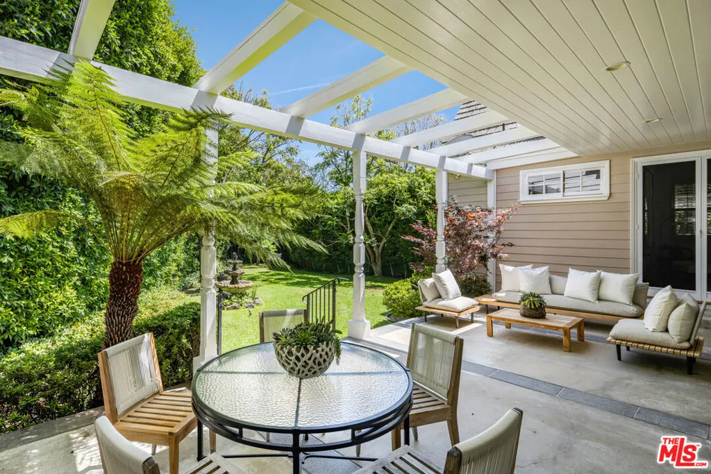 Los Angeles, California 90049, United States, 3 Bedrooms Bedrooms, ,3 BathroomsBathrooms,Residential,Pending,182258