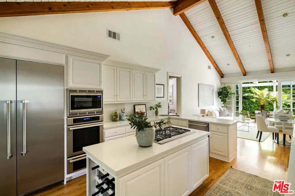 Los Angeles, California 90049, United States, 3 Bedrooms Bedrooms, ,3 BathroomsBathrooms,Residential,Pending,182258