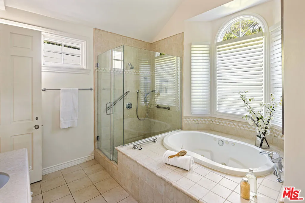 Los Angeles, California 90049, United States, 3 Bedrooms Bedrooms, ,3 BathroomsBathrooms,Residential,Pending,182258