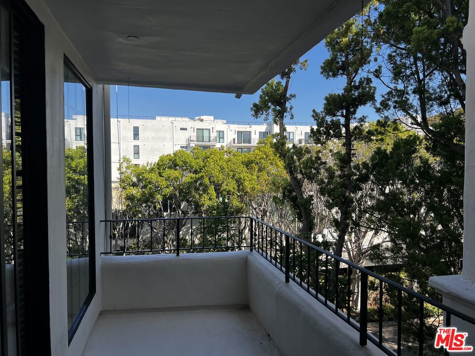 555 S Barrington Avenue 415