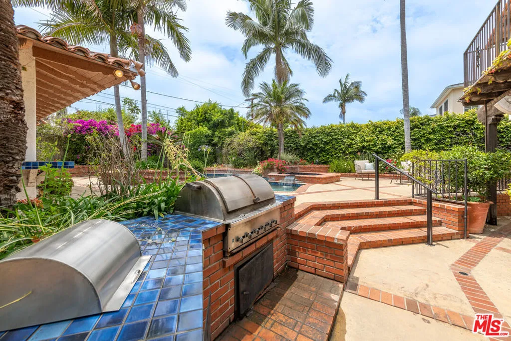 Beverly Hills, California 90212, United States, 4 Bedrooms Bedrooms, ,3 BathroomsBathrooms,Residential,Active,146406