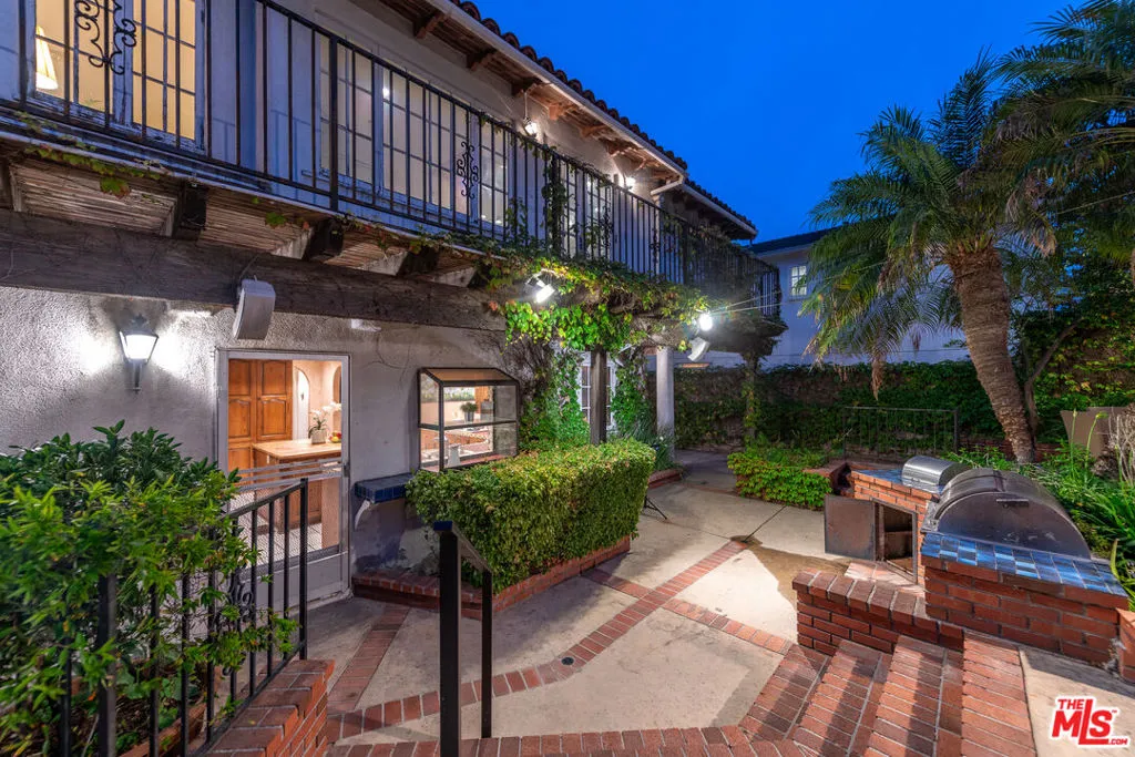 Beverly Hills, California 90212, United States, 4 Bedrooms Bedrooms, ,3 BathroomsBathrooms,Residential,Active,146406