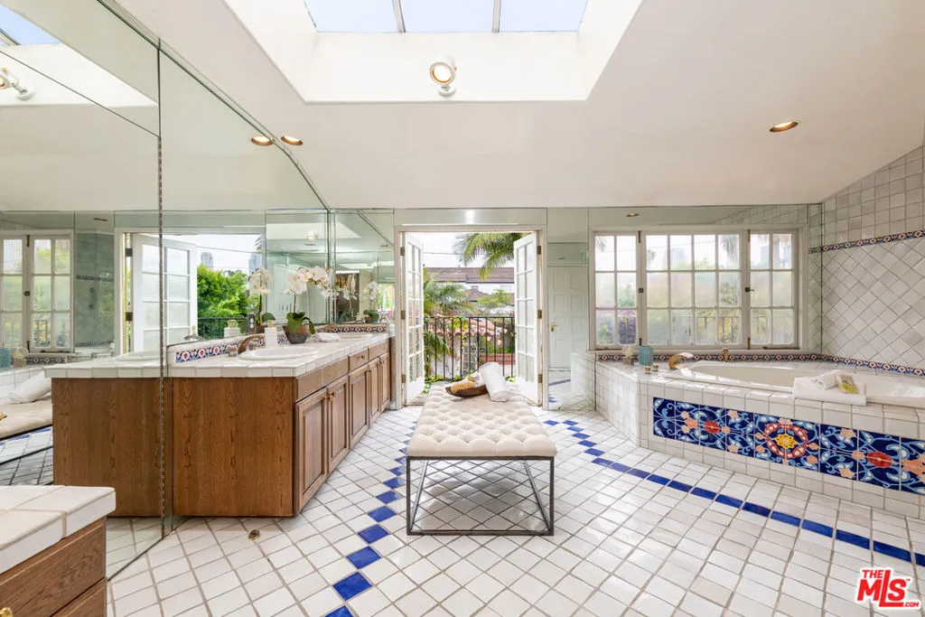 Beverly Hills, California 90212, United States, 4 Bedrooms Bedrooms, ,3 BathroomsBathrooms,Residential,Active,146406