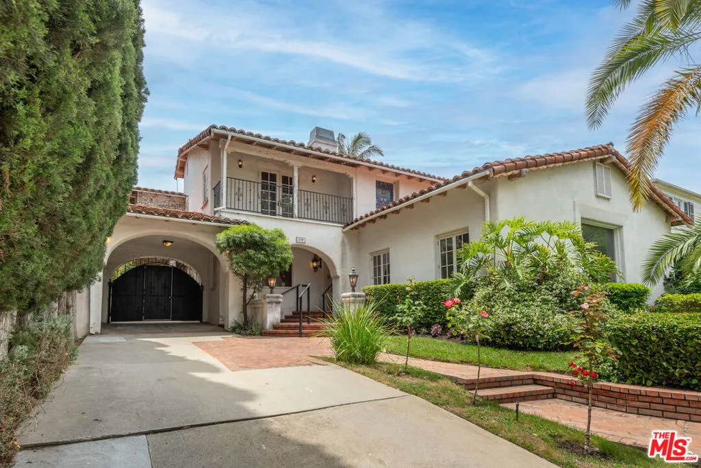 Beverly Hills, California 90212, United States, 4 Bedrooms Bedrooms, ,3 BathroomsBathrooms,Residential,Active,146406
