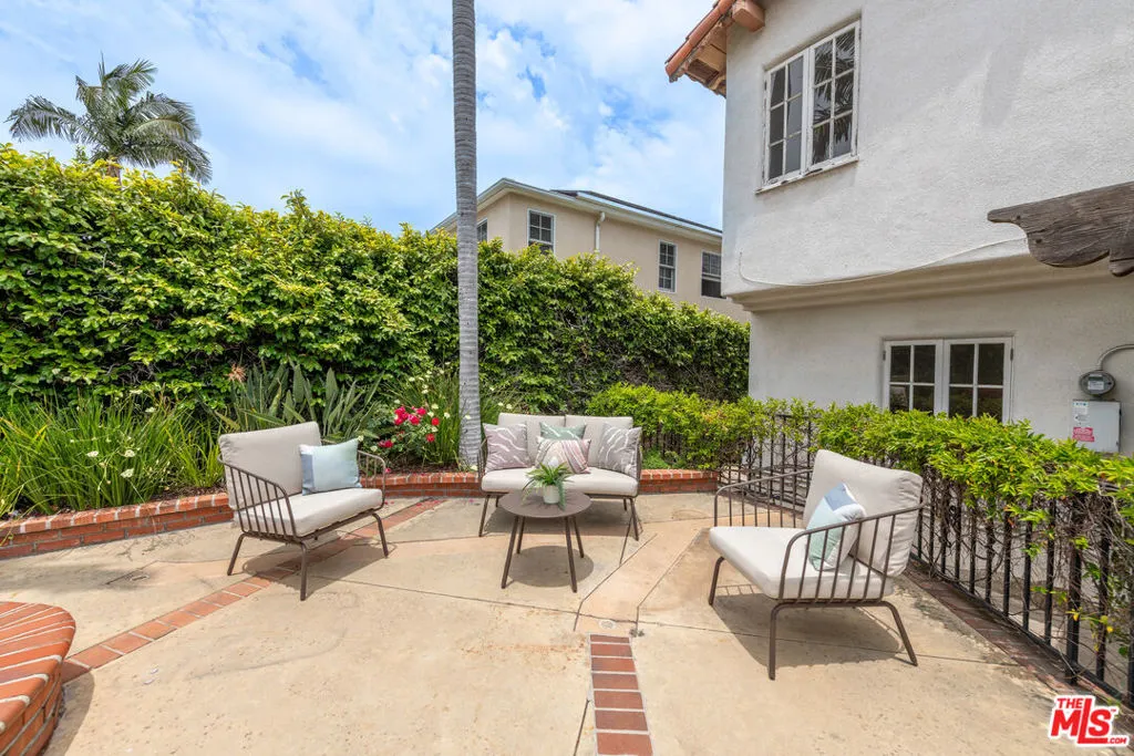 Beverly Hills, California 90212, United States, 4 Bedrooms Bedrooms, ,3 BathroomsBathrooms,Residential,Active,146406