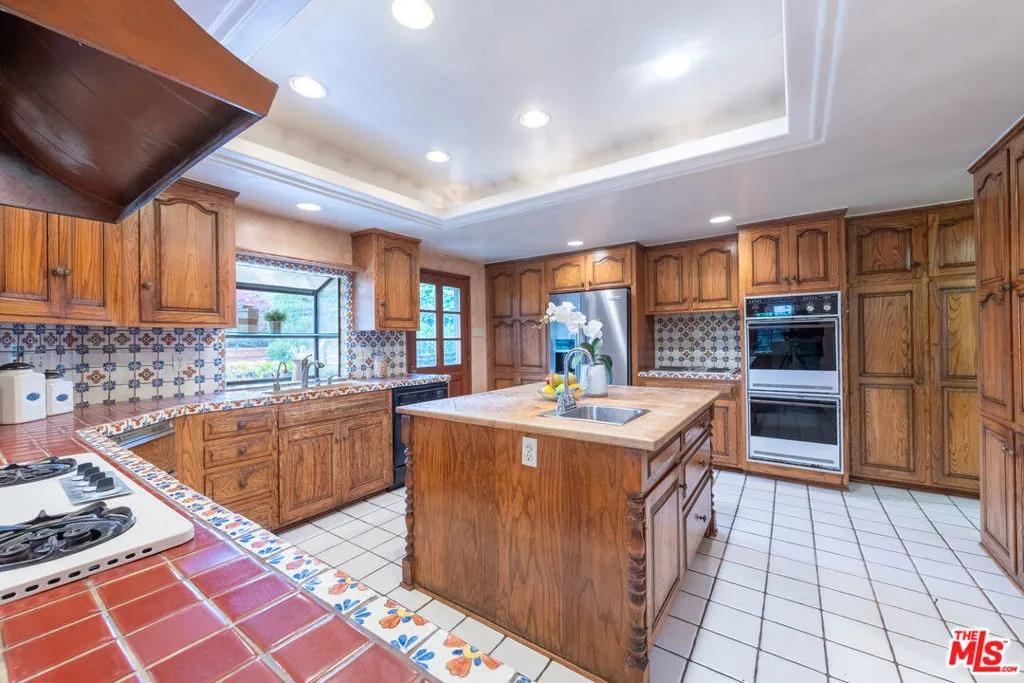 Beverly Hills, California 90212, United States, 4 Bedrooms Bedrooms, ,3 BathroomsBathrooms,Residential,Active,146406