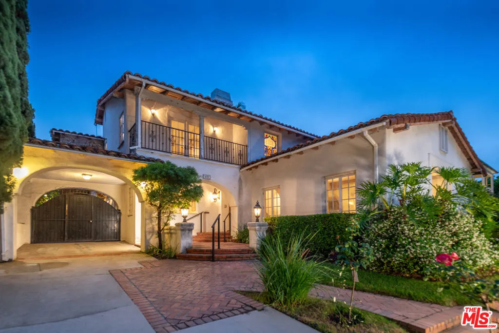 Beverly Hills, California 90212, United States, 4 Bedrooms Bedrooms, ,3 BathroomsBathrooms,Residential,Active,146406