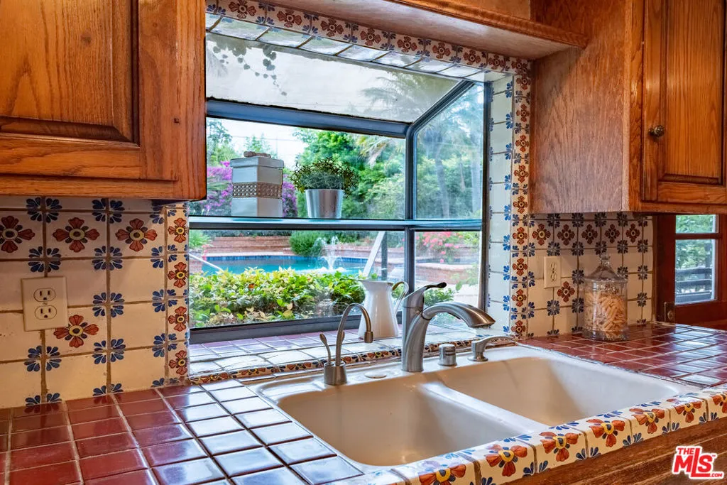 Beverly Hills, California 90212, United States, 4 Bedrooms Bedrooms, ,3 BathroomsBathrooms,Residential,Active,146406